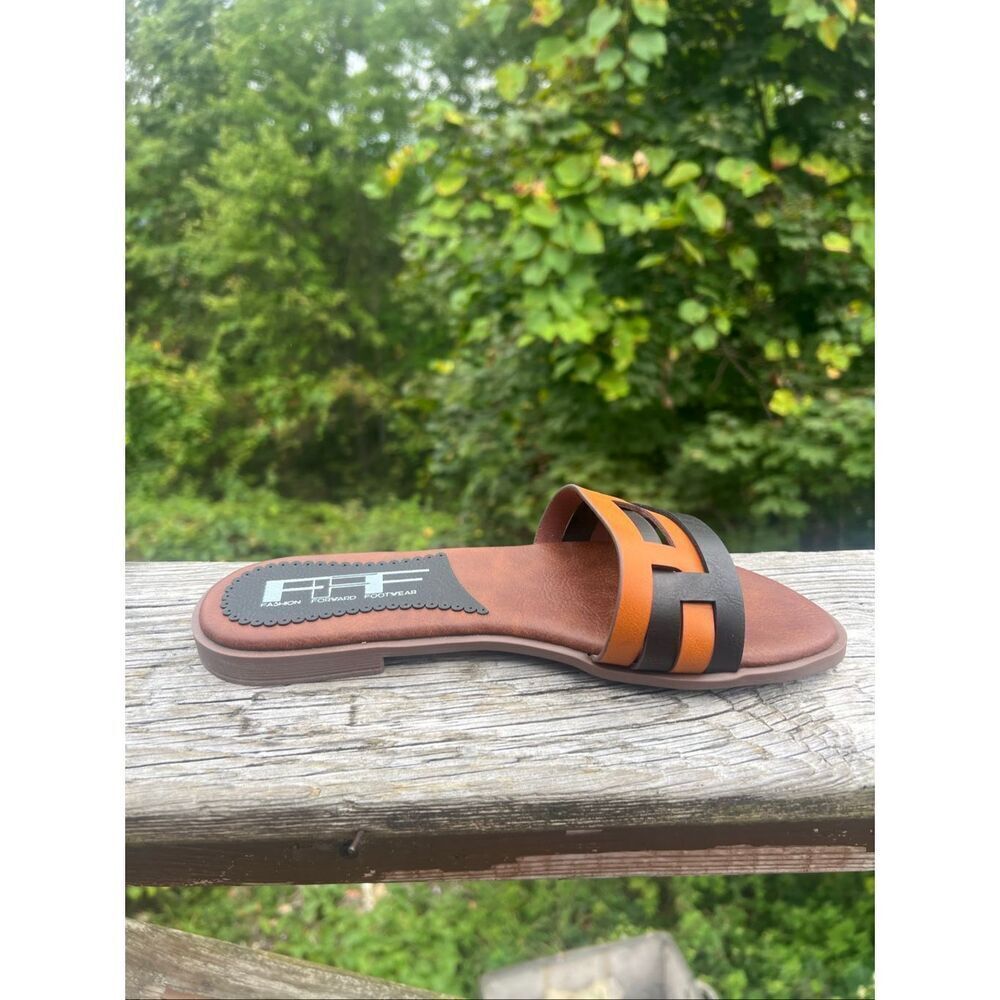Fashion Forward Flat 2-Toned Faux Leather sandals Sz 9 NIB - Picture 3 of 7